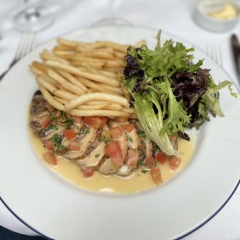 Le Bilboquet signature dishes Cajun Chicken
Steak Frites
Tuna Tartare